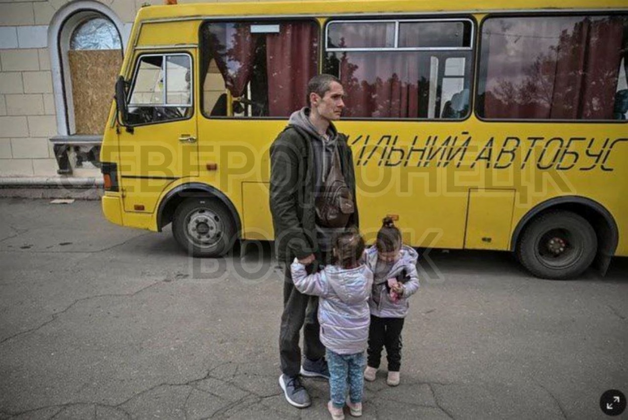 Дмитрий, Маргарита и Мирослава возле автобуса в Лисичанске