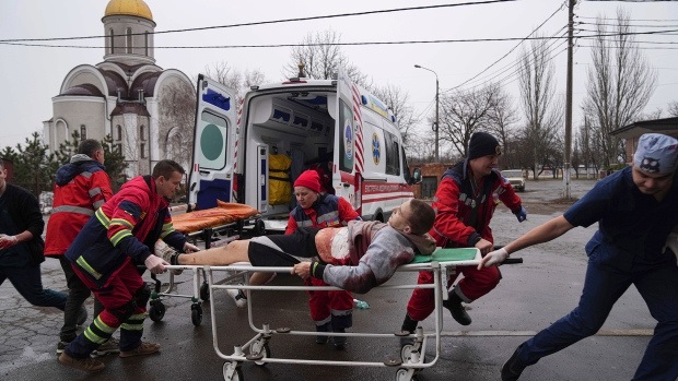 Сергей слева держит носилки