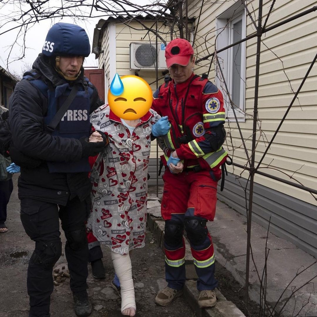 Сергею помогает фотокорреспондент Евгений Малолетка