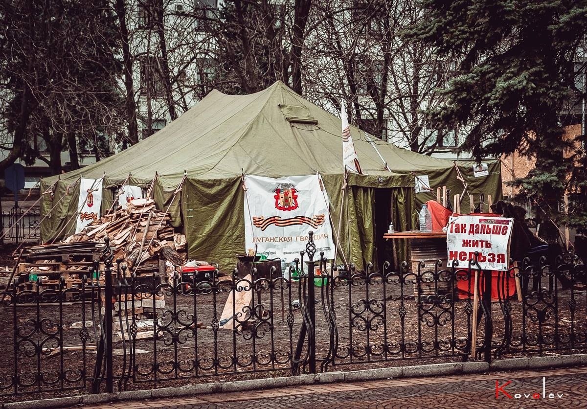Так появились бомже палатки "луганской гвардии", 4 марта 2014 года. 