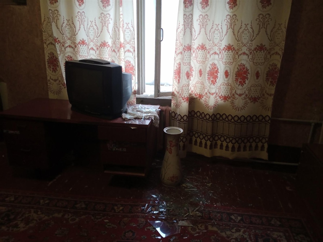 Разбитое обстрелом окно в квартире Ростислава и Виктории