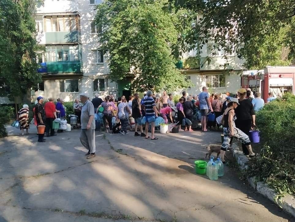 Черга за водою у Лисичанську