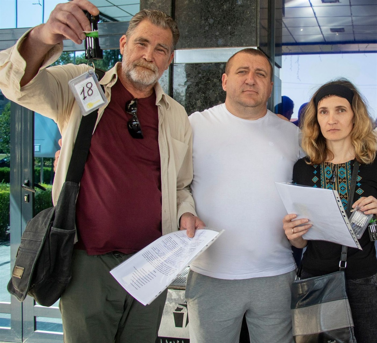 Сергій Ваганов, Володимир Хоменко та Ольга Катрич, дружина загиблого героя Олега Катрича
