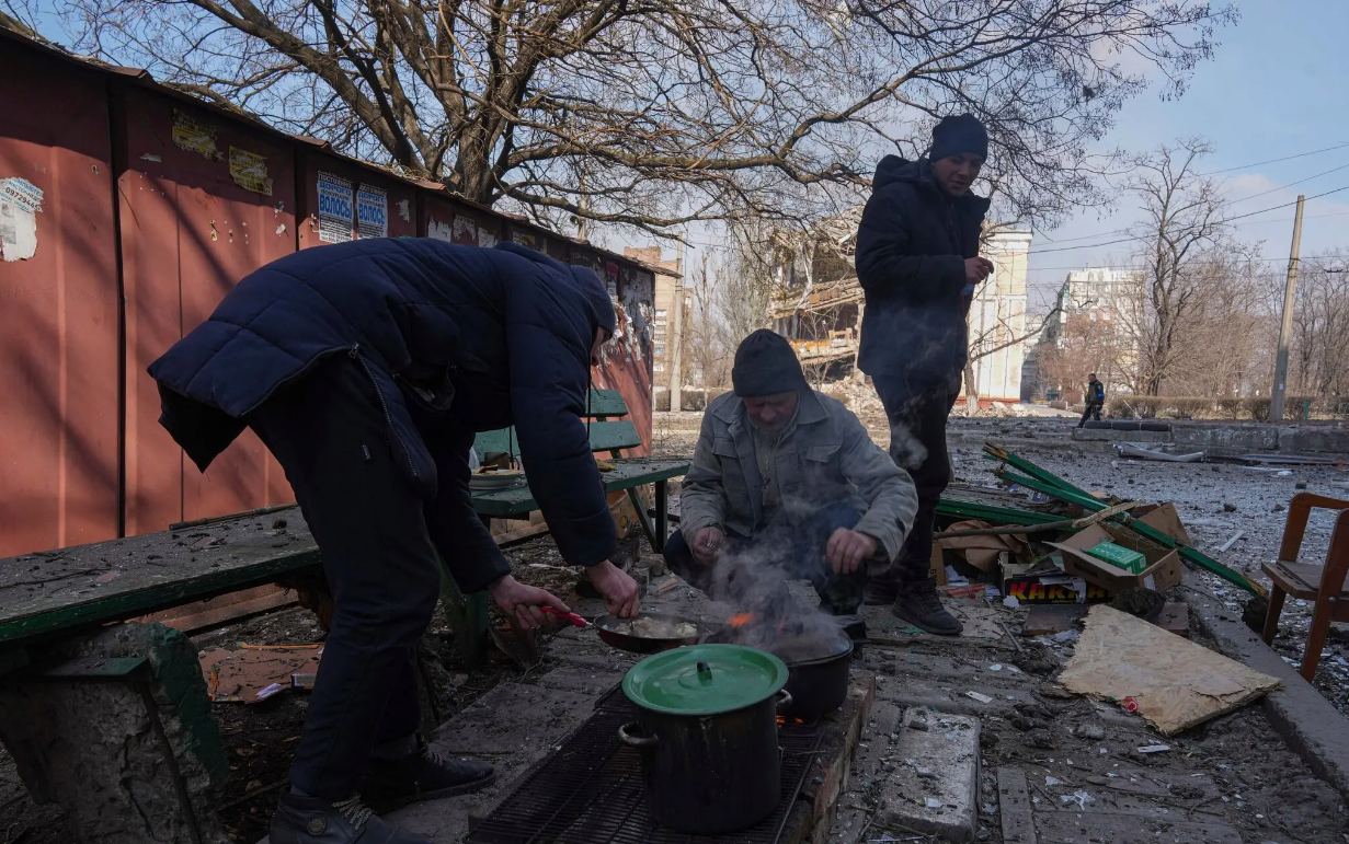 Маріуполь, цивільні готують їжу