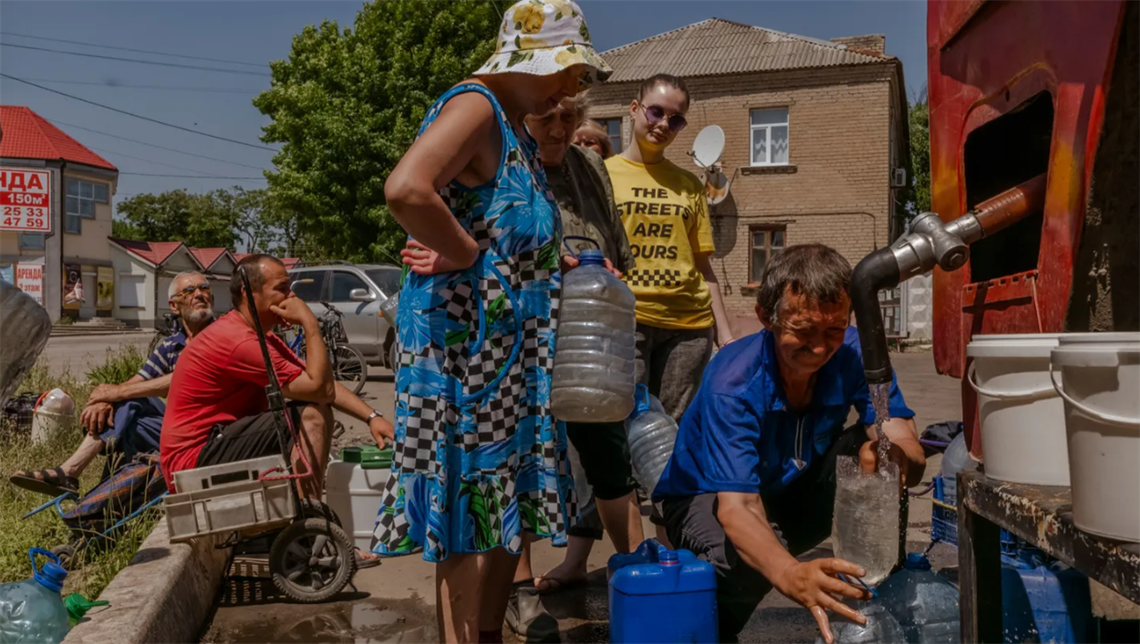 Лисичанськ, місцеві набирають воду