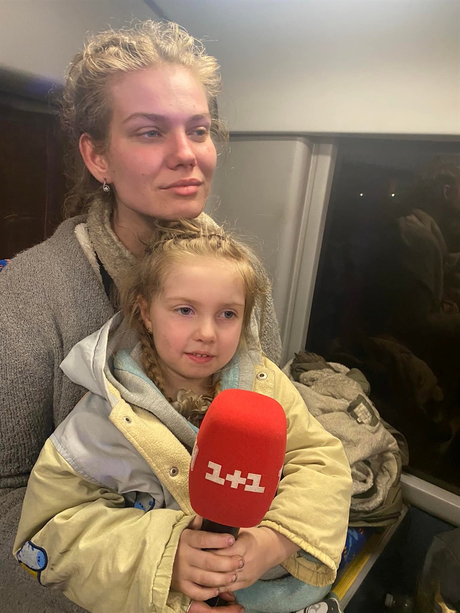 Валерія та Аліса в автобусі після евакуації