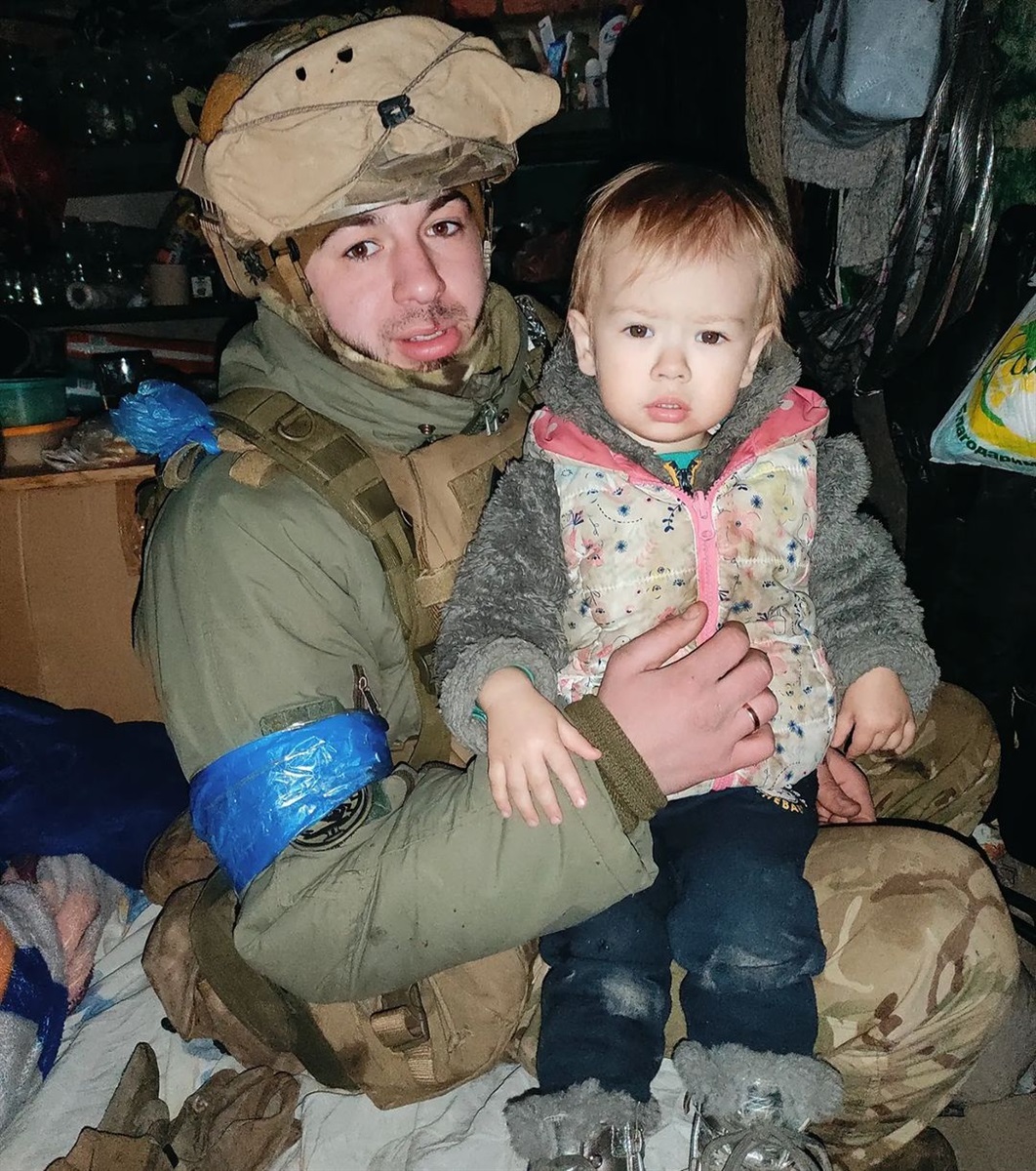 Ігор з донькою в маріупольському підвалі