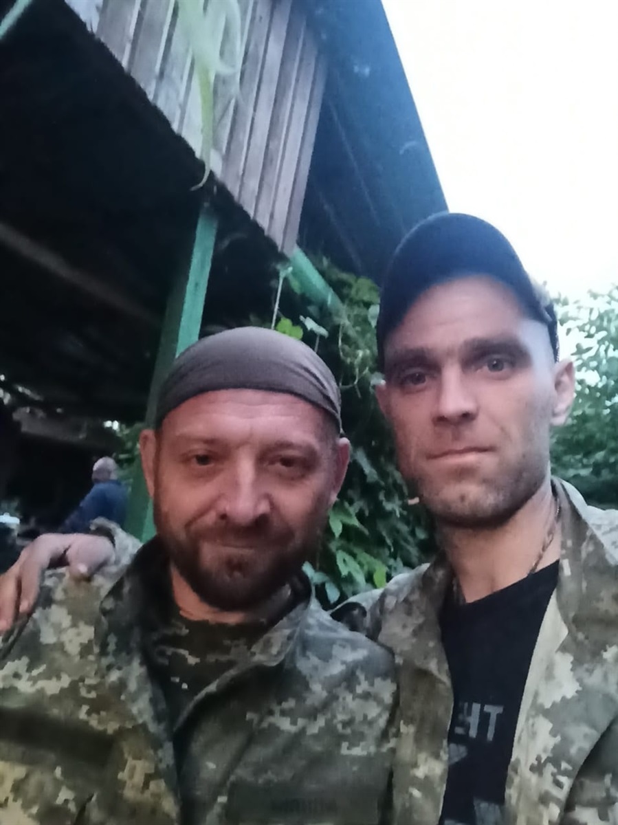 Олександр Інякін з мирноградським побратимом Максимом Доценко