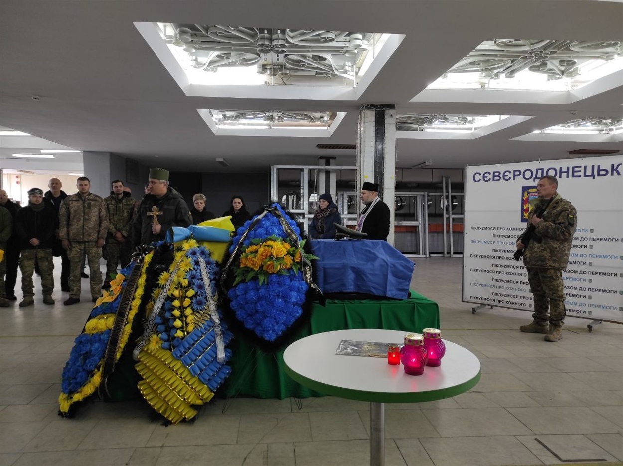 Близько 200 побратимів, друзів та знайомих прийшли провести Андрія в останню путь 