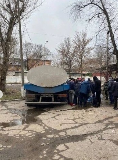 На цьому водовозі Святослав з волонтером розвозили воду в Лівобережному районі