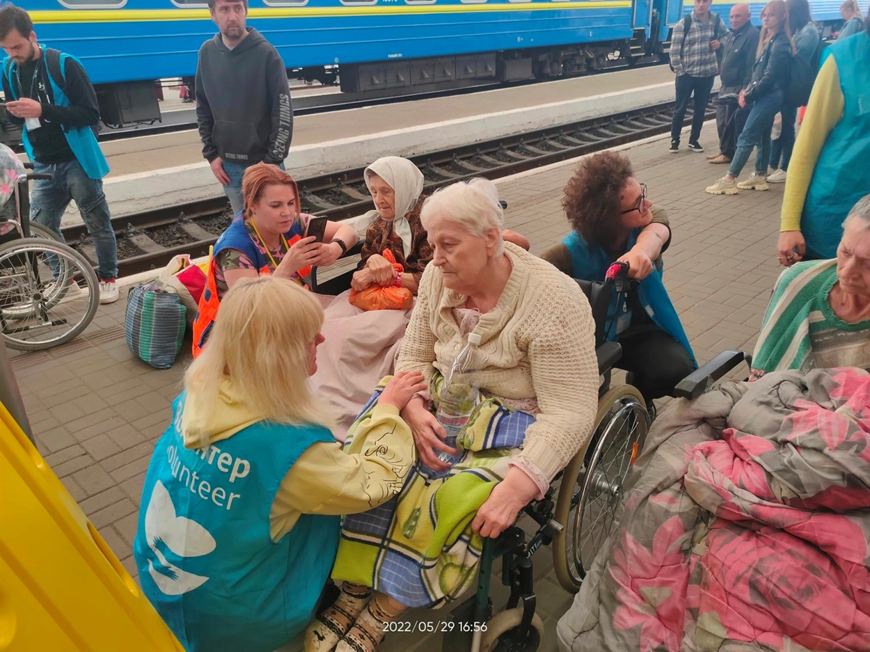 Фонд Дмитра займається евакуацією маломобільних людей