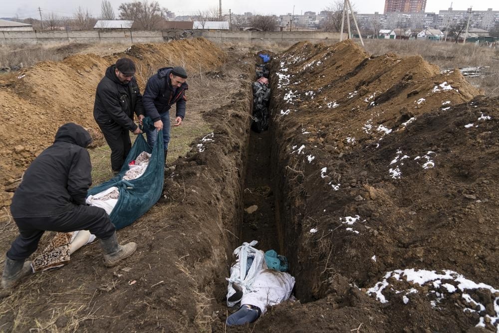 Цивільних хоронять у траншеї в Маріуполі 