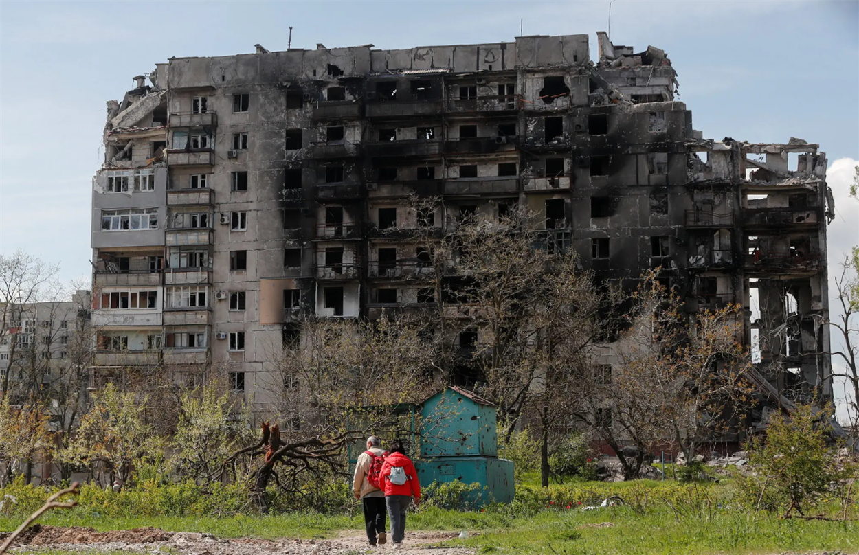 Зруйнований будинок в Маріуполі