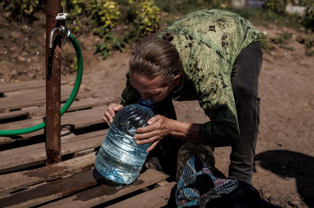 Мешканка Слов'янська п'є воду