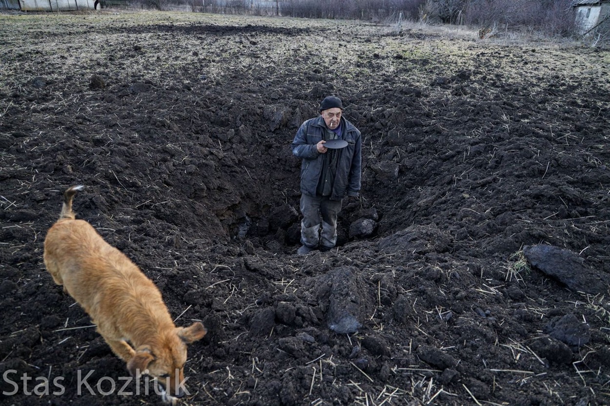 Вирва від снаряду в селі Тарамчук