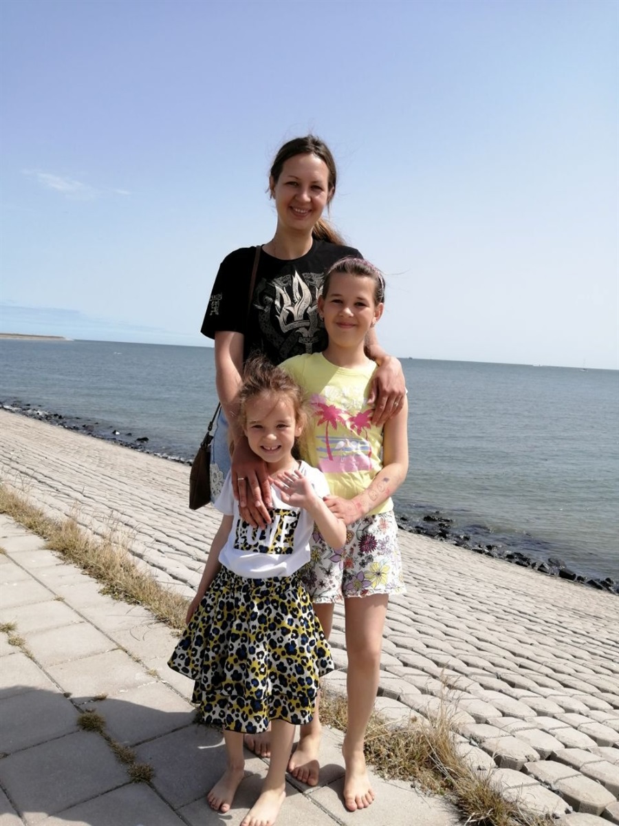 Ольга Ковальова з доньками на о. Тексель