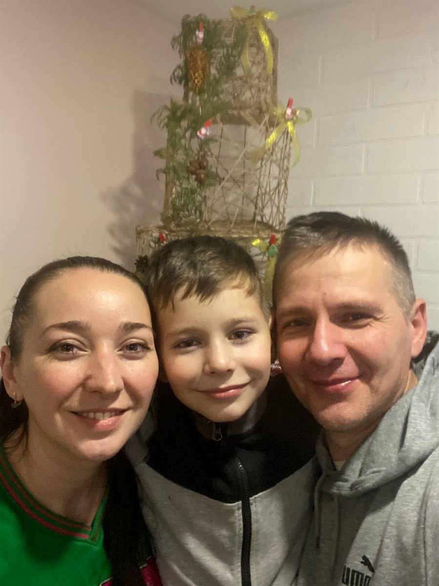 Дружина Олександра Гладкого сама зробила ялинку. Святкуватимуть вони в родинному колі, або з театральним колективом 