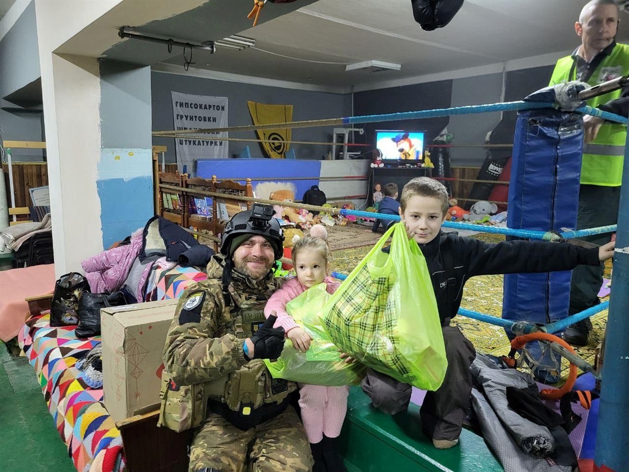 "Білі янголи" розвезли подарунки дітям з Бахмута 