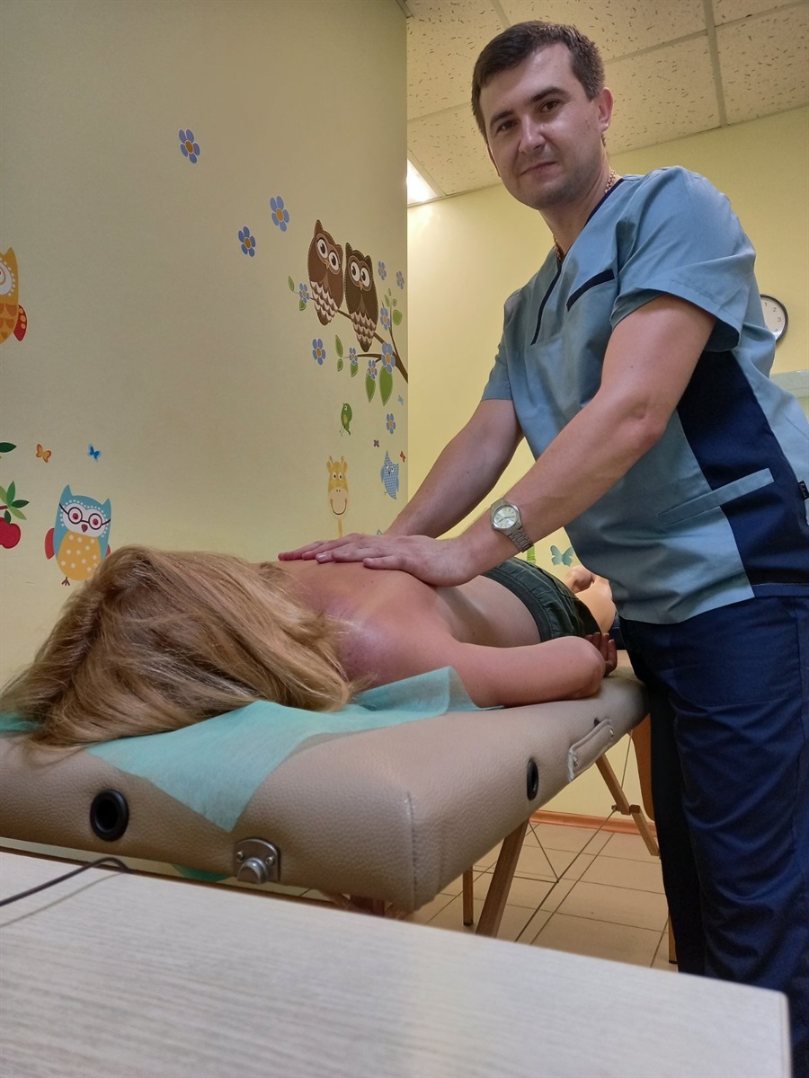 В Дніпрі Роман влаштувався до приватної клініки