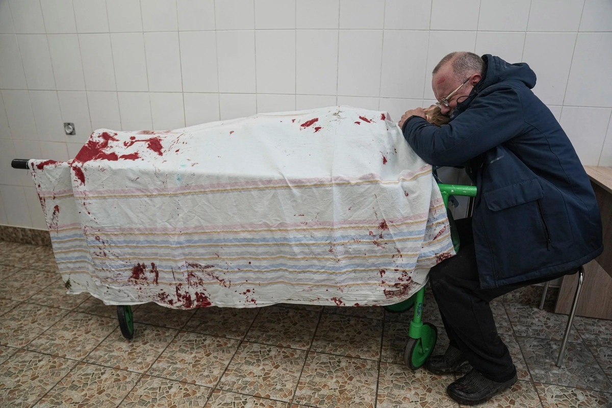 Сергій, батько підлітка Іллі, плаче над мертвим тілом свого сина в Маріуполі 2 березня