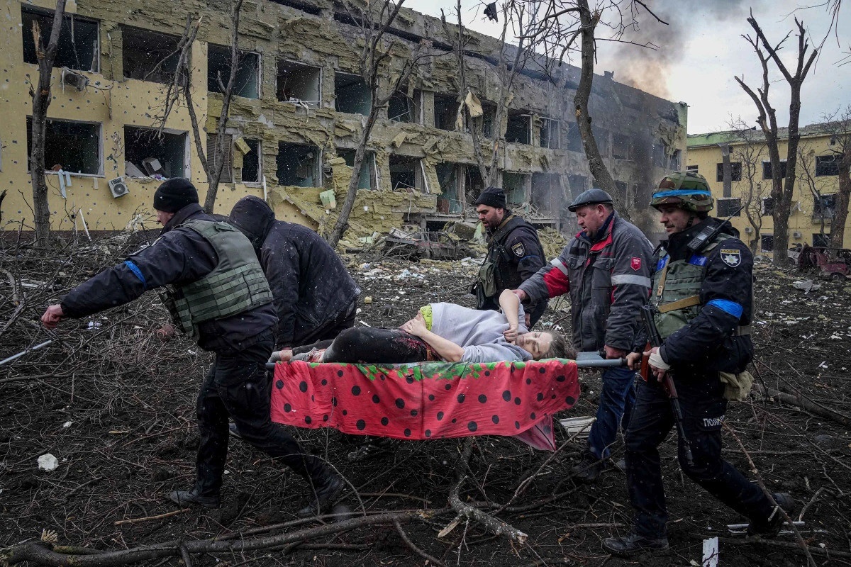 Так виносять поранену вагітну жінку з постраждалого внаслідок обстрілів пологового будинку в Маріуполі 9 березня