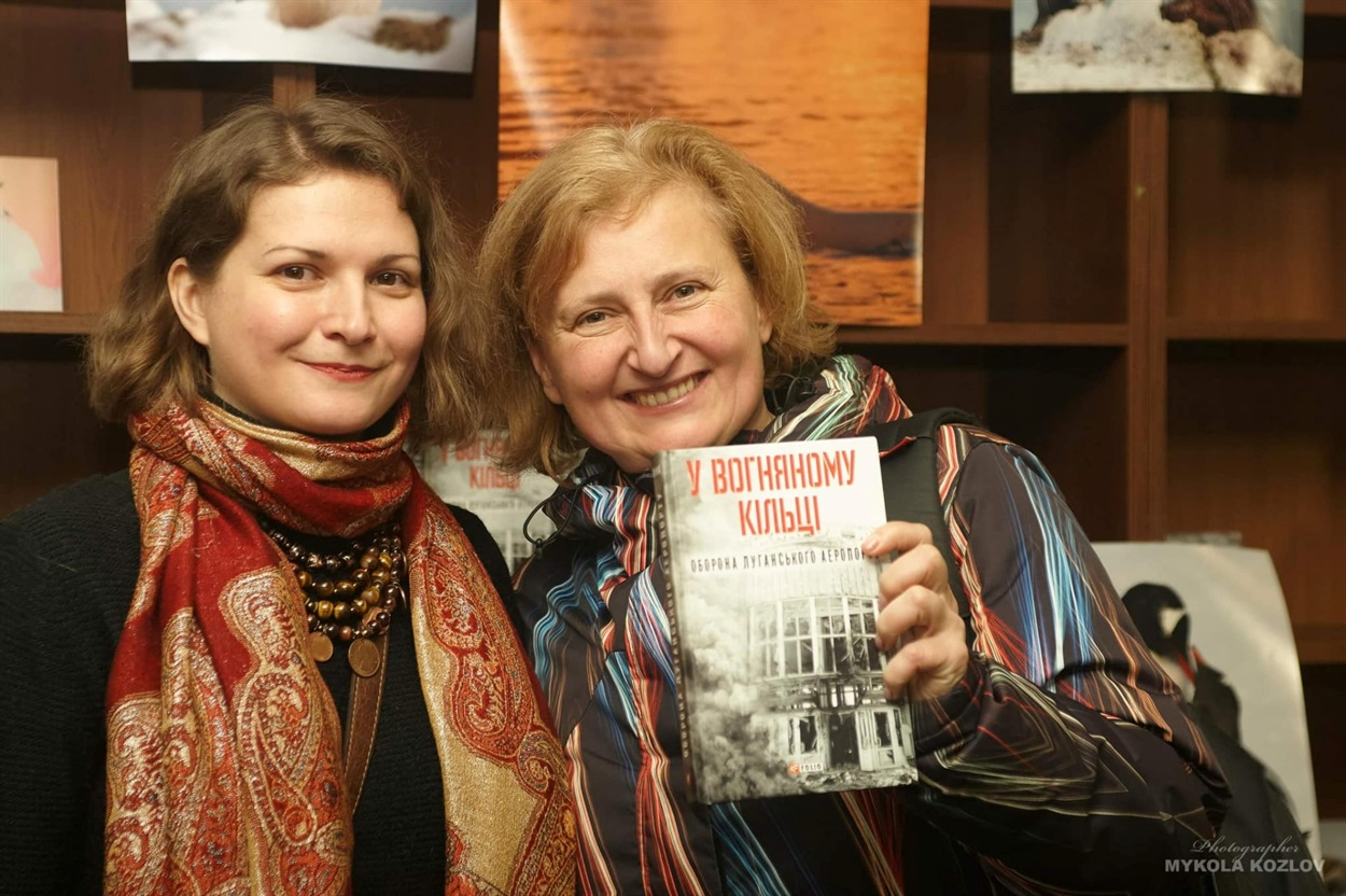 Анастасія Глотова та Олеся Дацко разом з книгою