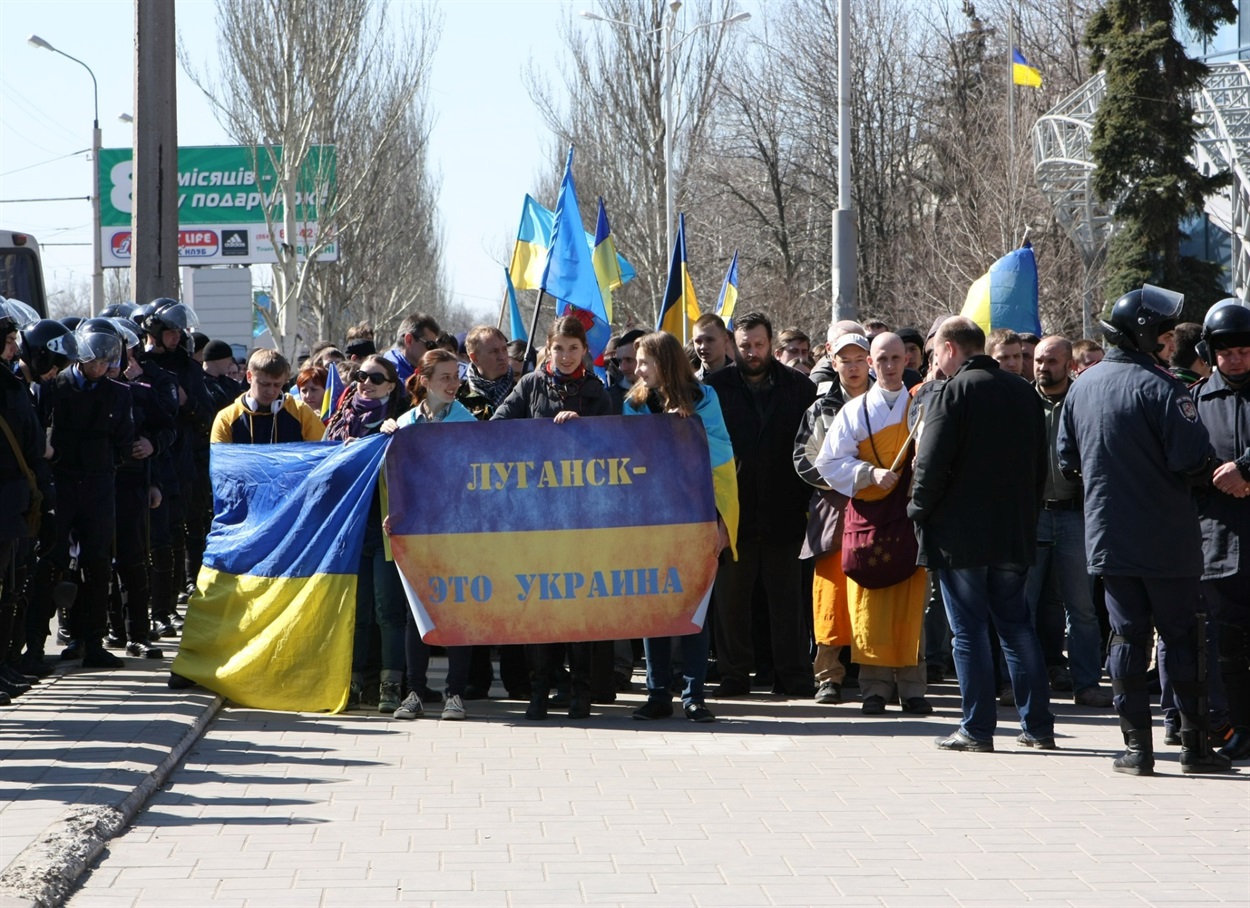 Під час проукраїнського мітингу у Луганську, 2014 рік
