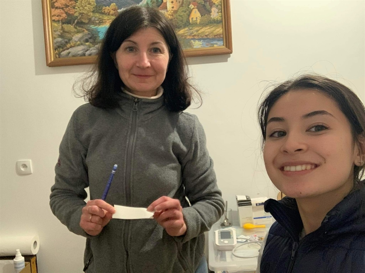 Олена з Рікою у готелі для біженців під Пшемишлем допомагають адаптуватися маріупольцям