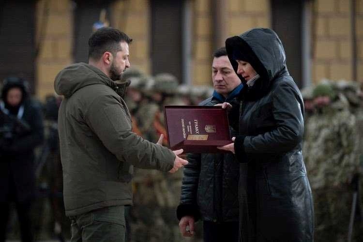 Мама Михайла Ольга Чупріна отримує посмертну нагороду сина від Володимира Зеленського