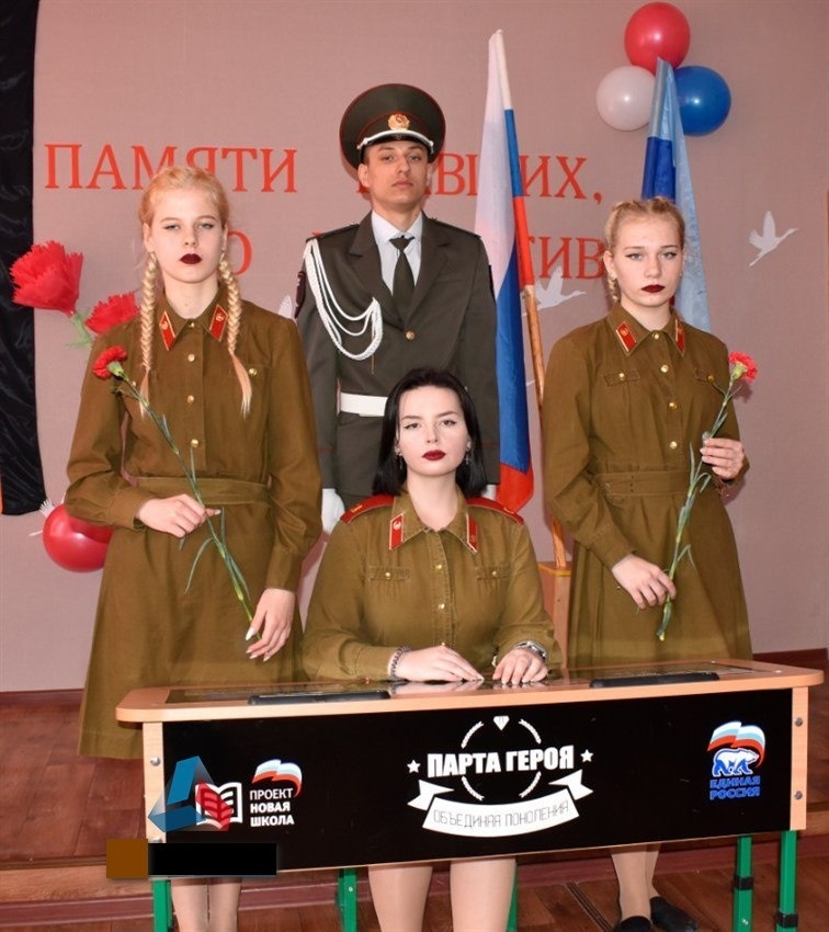 Діти за партою т.зв. героя на окупованій Луганщині