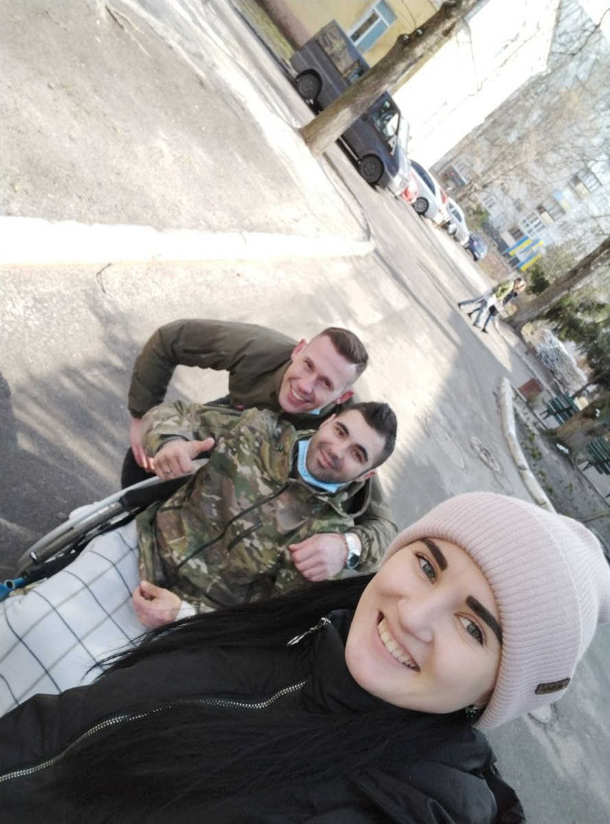 Друзі та побратими всіляко підтримують Руслана, що дуже підіймає його дух. 
