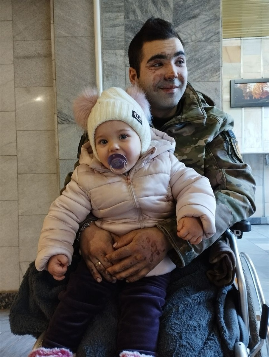 Руслан разом зі своєю донечкою Златою, яка теж підтримує його після поранення. 