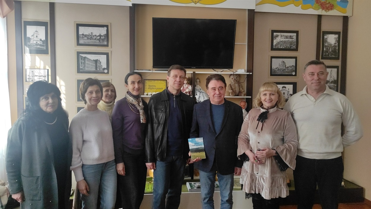 Презентація книги “Нариси історії Луганщини” з Віталієм Курилом (у центрі, з примірником книги)