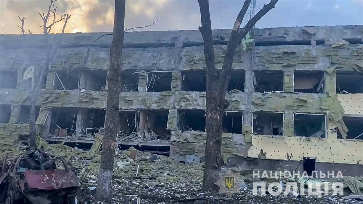 Наслідки обстрілу пологового будинку 