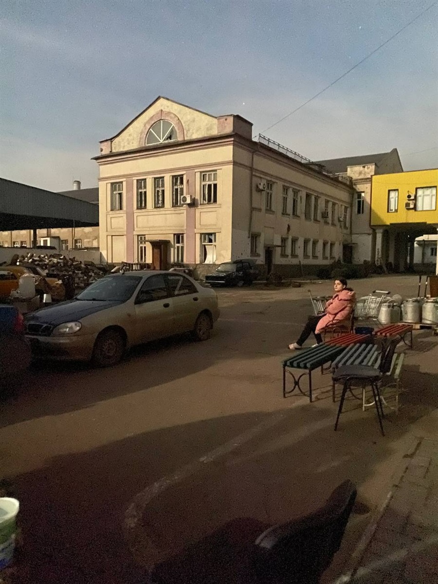 Окупанти перезаряджали свої танки прямо у дворі молокозаводу, де жили майже півсотні маріупольців