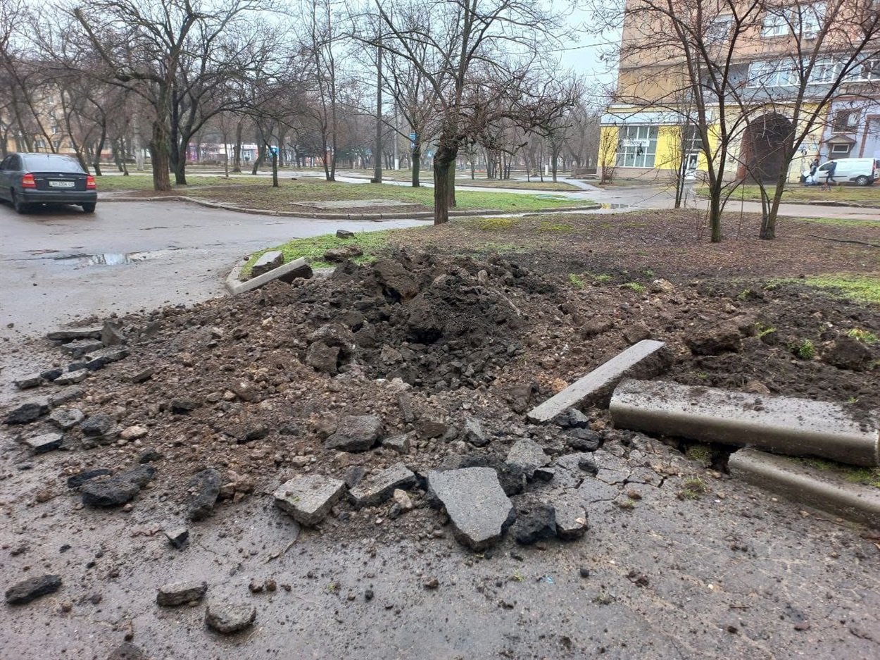 Такі вирви з'явилися у дворі Юлії після обстрілу 2 березня