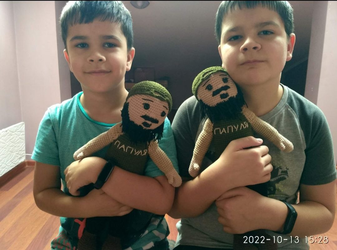 За світлиною Романа майстриня зробила ляльок, з якими тепер засинають його діти