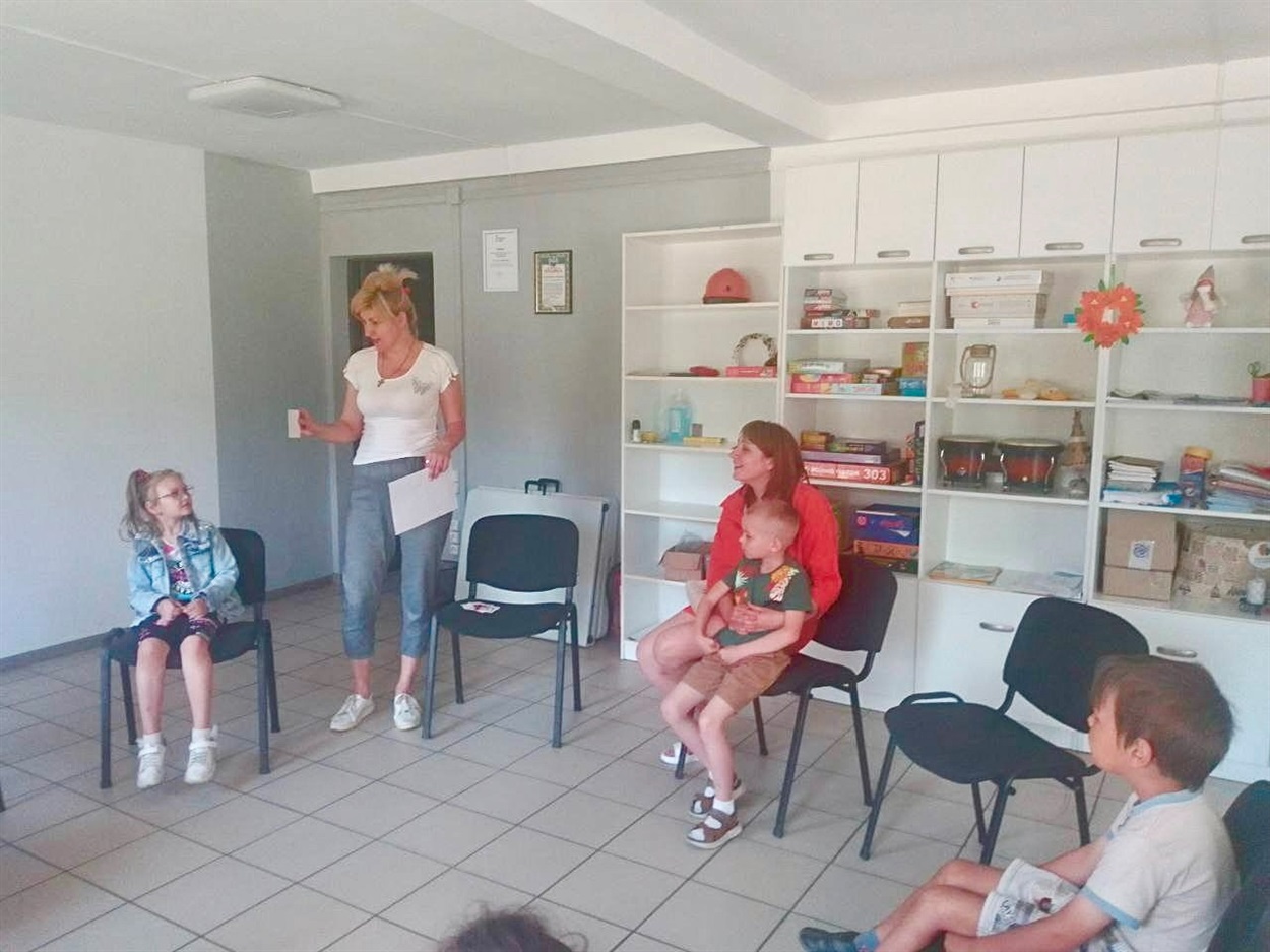 У рамках проєкту психологічної допомоги дітям куратори також проводять тренінги для батьків, де навчають їх виявляти перші ознаки стресу в дітей та надавати першу психологічну допомогу