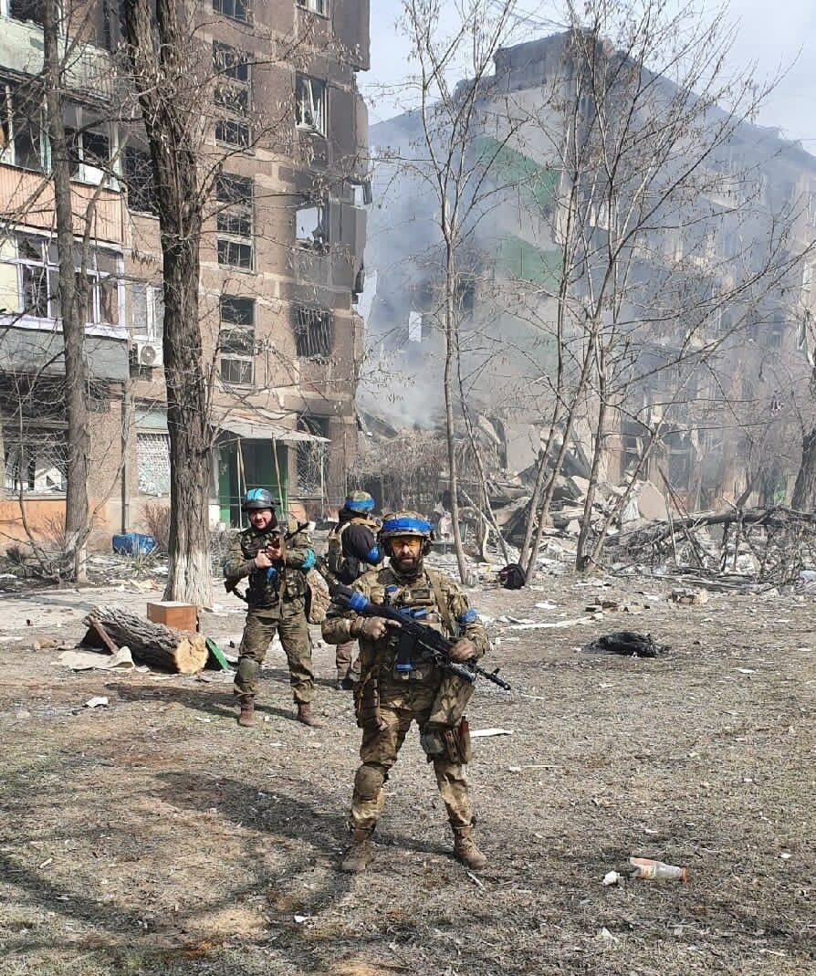 16 бійцям 35-ої бригади морської піхоти вдалося вибратися з оточеного Маріуполя зі зброєю в руках. 