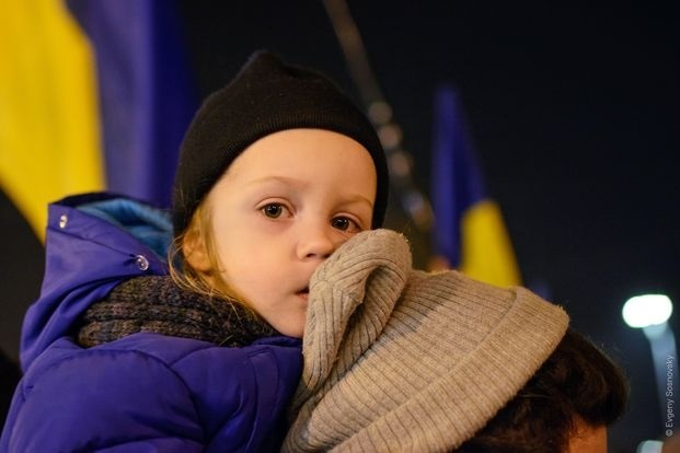 Леон на плечах у батька під час мітингу в Маріуполі 