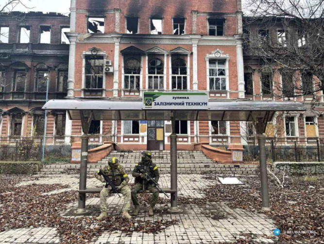 Знищена вогнем будівля коледжу у Бахмуті