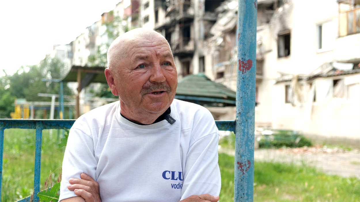Валерій на подвір'ї будинку в Святогірську, куди влучила російська ракета