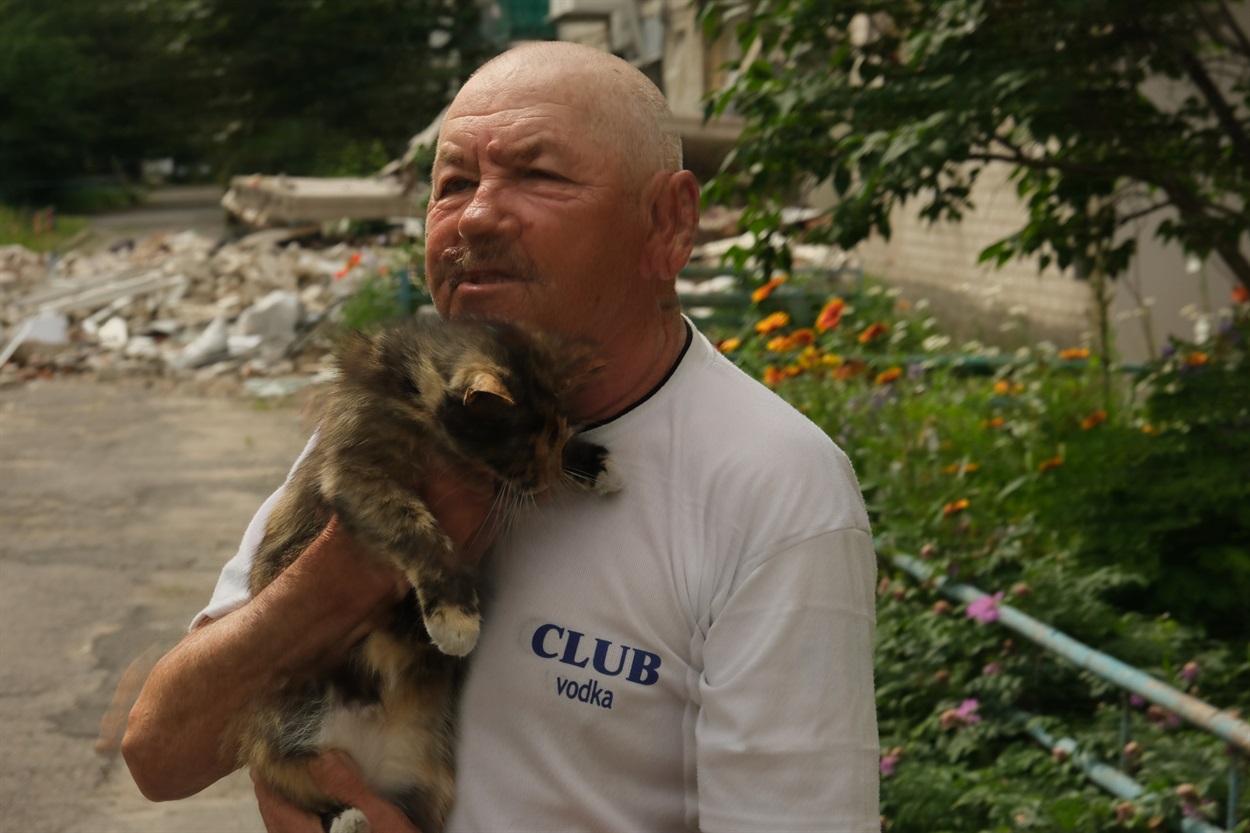 Валерій опікується більше ніж десятьма котами у цьому дворі