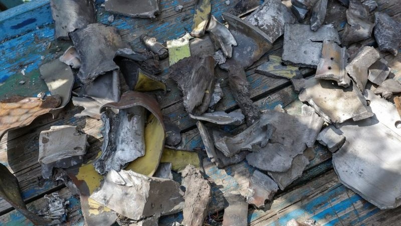 Наступного дня росіяни розкидали в бараці уламки, які начебто залишилися від удару HIMARS 