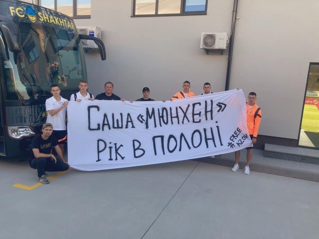 Фото: зліва направо - товариш і футбольний ультрас “Шахтаря” Віталій Овчаренко, півзахисник Дмитро Крисків, воротар Дмитро Різник, колишній голкіпер Андрій Пятов, нападний Данило Сікан, півзахисник Олександр Зубков, захисник Микола Матвієнко. 