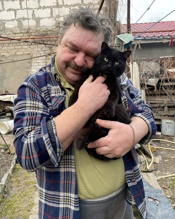Вдома Валерій Харченко облаштував невеликий притулок: там живуть коти, собаки й 2 білочки