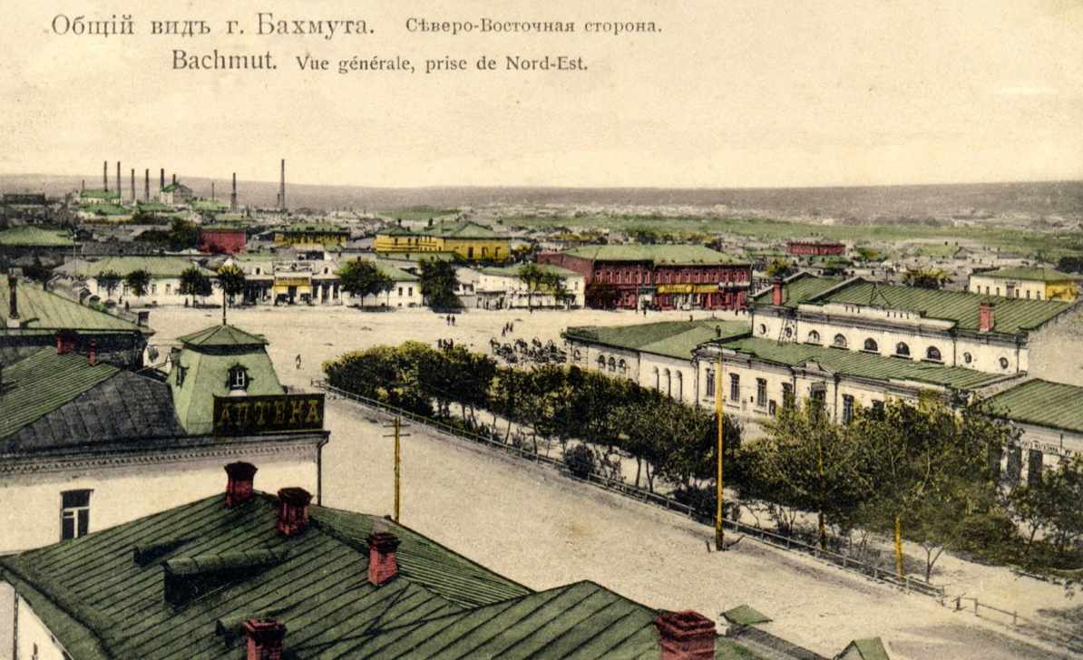 Частина Торгової площі. З лівого боку поштівки бачимо будівлю Народного дому.  
Поштова листівка початку XX ст. з колекції Бахмутського краєзнавчого музею
