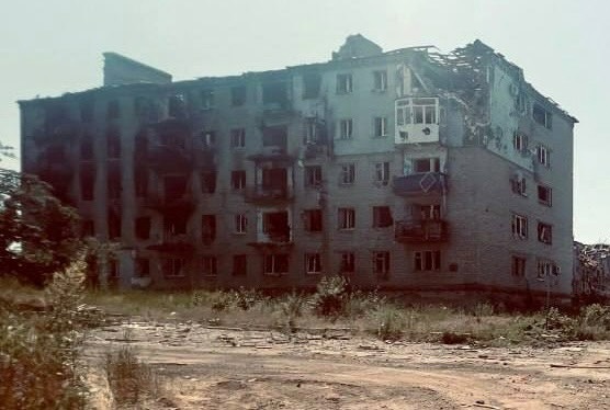 Так нині виглядає багатоповерхівка в Бахмуті, де до початку повномасштабної війни жила Юлія 