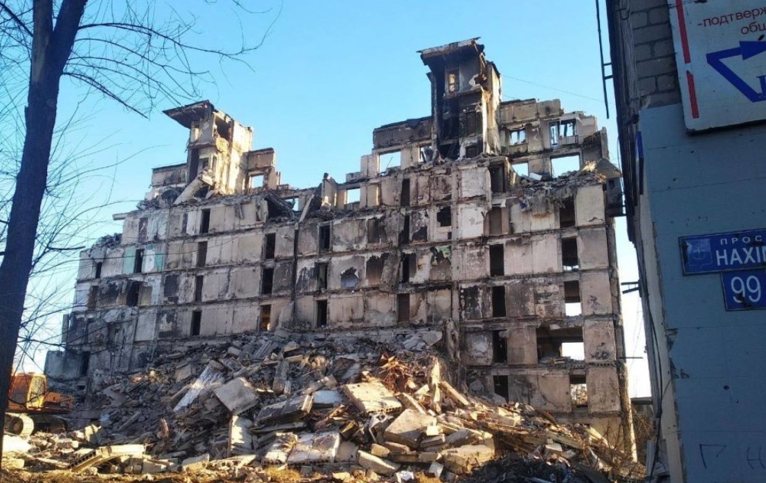 Знесення будинку в Маріуполі