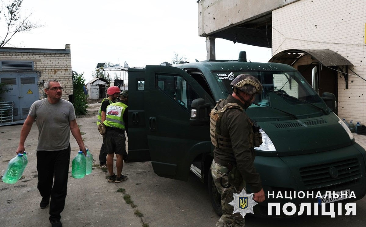Поліцейські евакуювали двох жінок та привезли питну воду місцевим